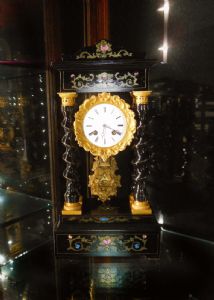 Clock with twisted columns and "marquetry". Functional